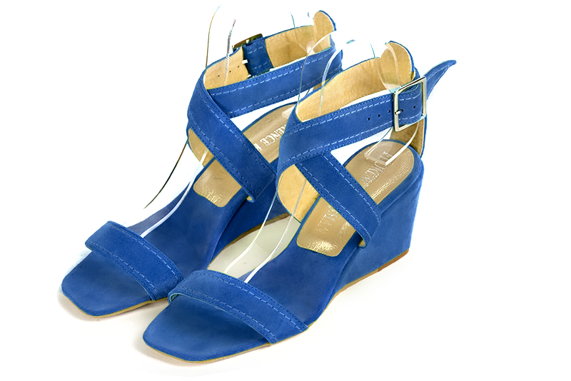 Electric blue women's fully open sandals, with crossed straps. Square toe. Medium wedge heels. Front view - Florence KOOIJMAN